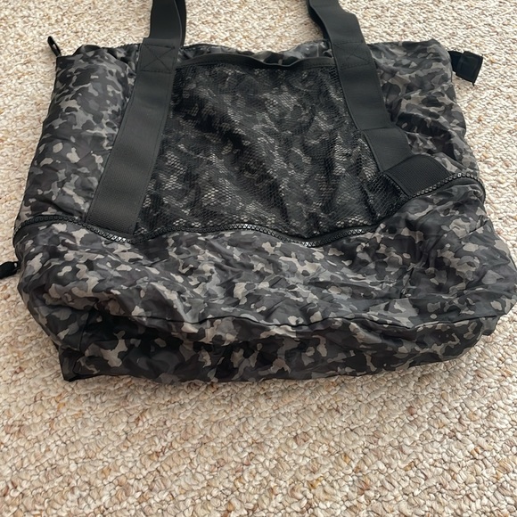Athleta Camo Packable Tote - Picture 3 of 7